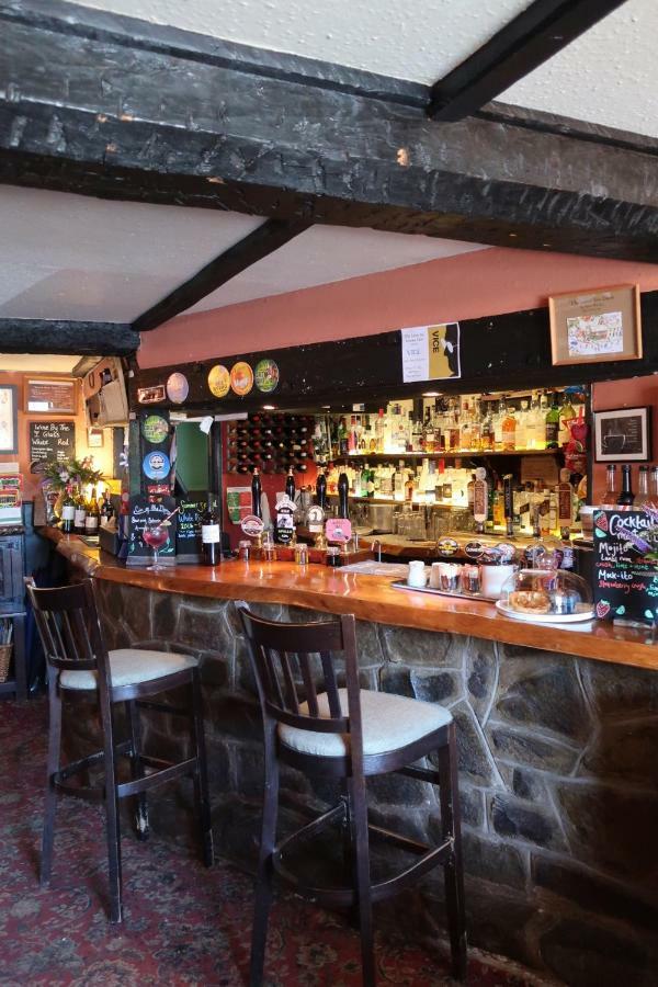 The Lamb Inn Crediton Extérieur photo